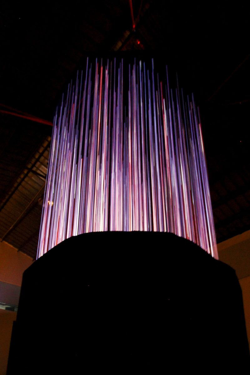 „IIIIII“ auf der Beijing Design Week 2014: violett leuchtender Schnurzylinder über schwarzem Sockel