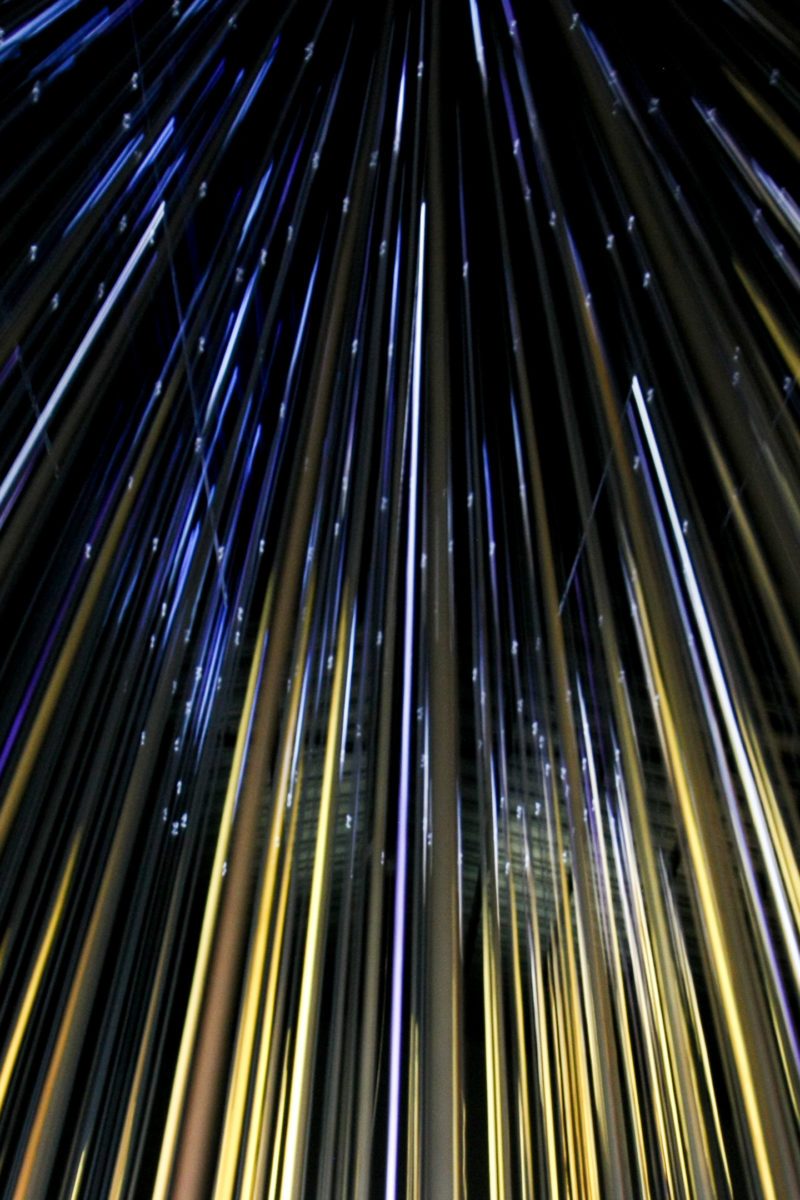 Blau und gelb leuchtende Schnüre der Lichtinstallation, von unten fotografiert