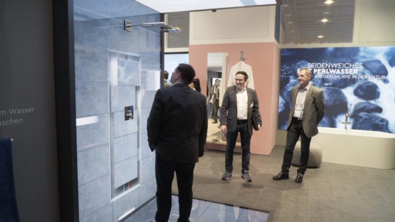 Messegäste an der virtuellen Dusche am BWT-Stand auf der ISH 2019