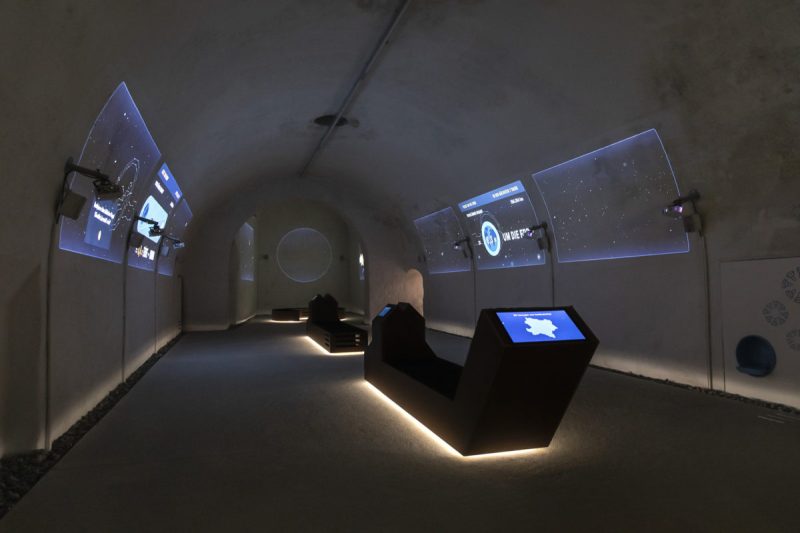 Gewölbe der Kasematten mit projizierten Fenstern im Sternenhimmel-Look und beleuchtetem Terminal des Cloud Mobil