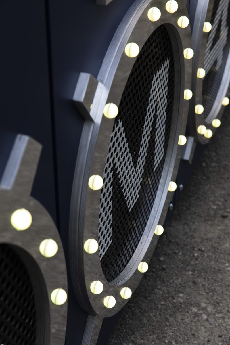 Detail der FM4 Boombox: Lautsprecherring aus Aluminium mit LED-Leuchtpunkten und Lochblechgitter