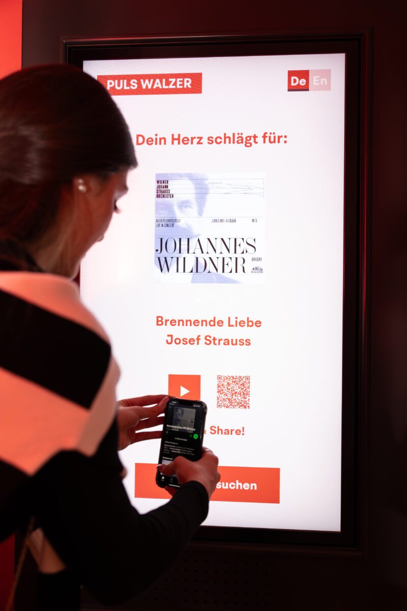 “Puls Walzer” recommends “Brennende Liebe” by Josef Strauss as a visitor scans the QR code