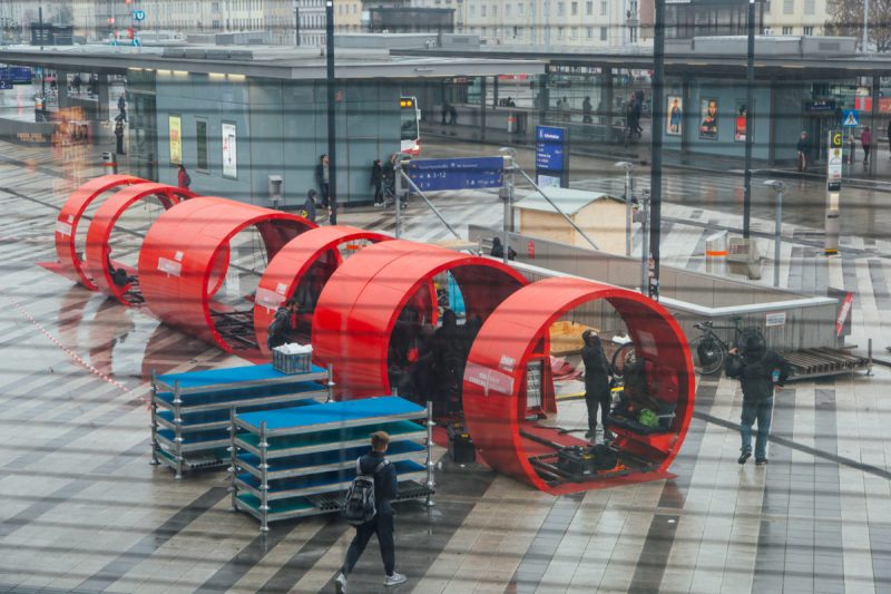 Vogelperspektive auf die halb aufgebauten Ausstellungsmodule und Materialregale am Hauptbahnhof