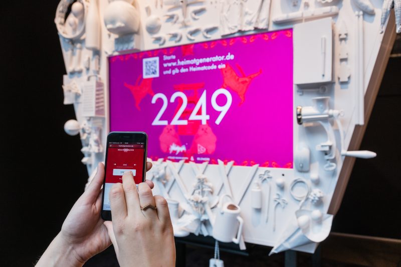Eingabe des Heimatcodes 2249 am Smartphone, um die Installation im Schaufenster zu starten